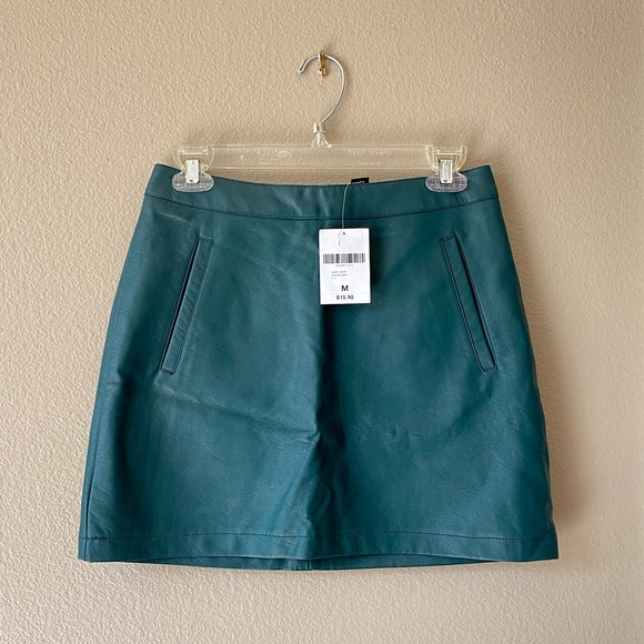 🥑NWT FOREVER 21 Faux Leather Mini Green Skirt With Side Pockets - Picture 3 of 10